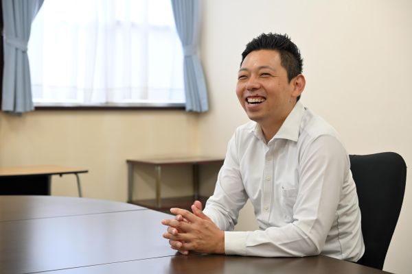 オフィスで談笑する社員